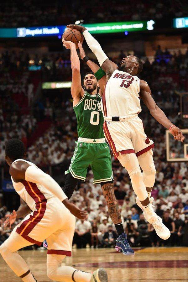 星空体育app下载-塔图姆上下半场判若两人 心态失衡导致绿军被翻盘