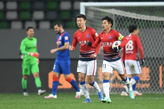 星空体育登录入口-40岁吴庆创中超新纪录 重庆10人大轮换或死磕武汉