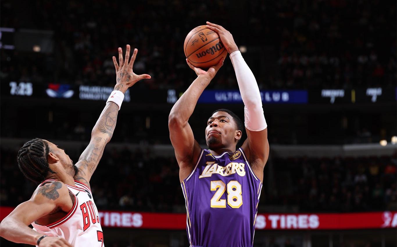 星空体育app下载-轰23分+4记三分！湖人27岁悍将再闪耀：10胜1负定律上线